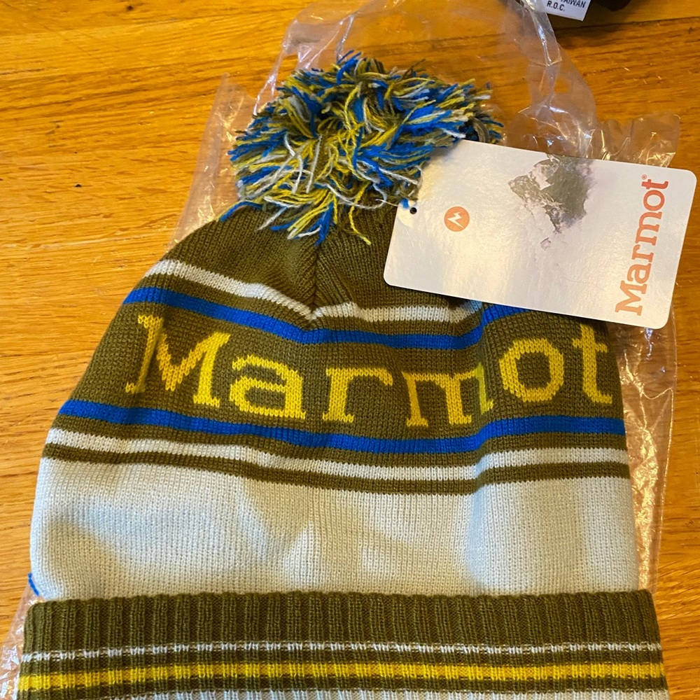 Marmot Retro Pom Hat. NWT